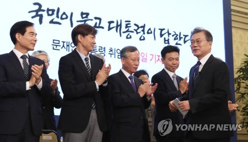 (서울=연합뉴스) 김주형 기자 = 문재인 대통령이 17일 오전 취임 100일을 맞아 청와대 영빈관에서 열린 출입기자들과 취임 후 첫 기자회견에 입장하고 있다. 2017.8.17      kjhpress@yna.co.kr
