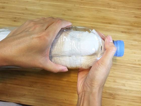 오이를 넣은 후 윗 부분을 다시 낀다. 이때 손으로 아랫부분 입구를 안으로 누르면 잘 끼워진다.