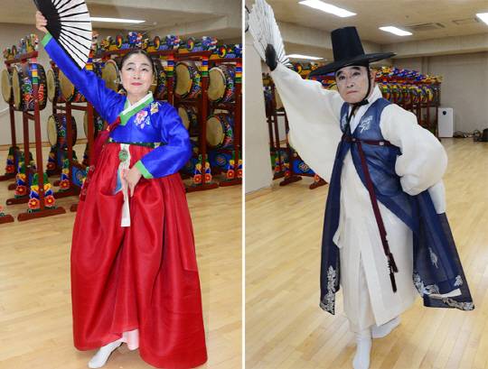 박승준(오른쪽 사진), 이숙경 부부가 지난 10일 서울 국립국악원 국악연수관에서 국악가락에 맞춰 흥겨운 춤사위를 선보이고 있다.  신창섭 기자 bluesky@