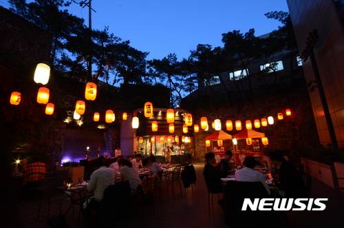 【서울=뉴시스】노보텔 앰배서더 독산 '가든 테라스'의 '가든 속 야시장'.