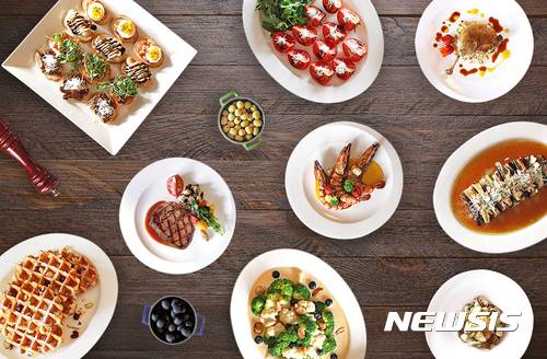 【서울=뉴시스】머큐어 서울 앰배서더 강남 쏘도베 '쏘도베 레스토랑'의 '프리미엄 샐러드 런치 뷔페' 메인 디시 9종.