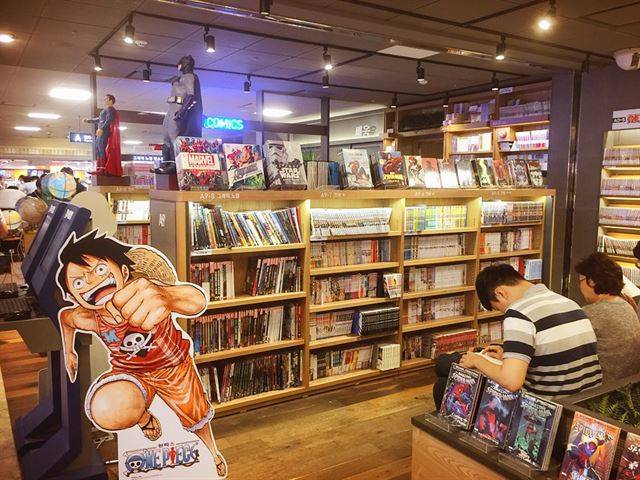경기 고양시 교보문고 일산점에 마련된 만화책 코너에서 사람들이 책을 골라보고 있다. 교보문고 제공