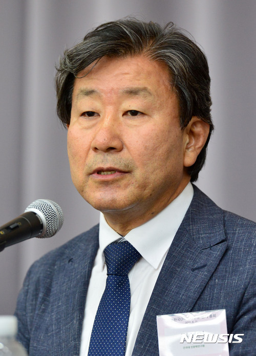【서울=뉴시스】박진희 기자 = 김성민(건국대 철학과) 인문한국연구소협의회 비상대책위원회 위원장이 21일 오후 서울 서대문구 이화여대 ECC극장에서 열린 인문한국(HK)연구소협의회 정기총회에서 ‘HK 지원사업을 무력화시키는 인문한국 플러스(HK+) 지원사업의 재검토를 요구하는 성명을 발표하고 있다. 인문학계가 반발하는 이유는 기존의 HK 연구소들을 신규 ‘HK플러스’ 지원사업에선 일괄 배제하기로 한 정부 방침 때문이다. 2018.08.21.pak7130@newsis.com