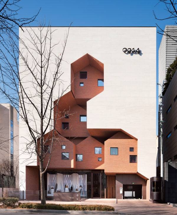 0914 플래그십 스토어(2016년)는 대리석의 매끈한 질감과 벽돌의 질감을 대비해 벽돌의 따뜻함을 돋보이게 했다.