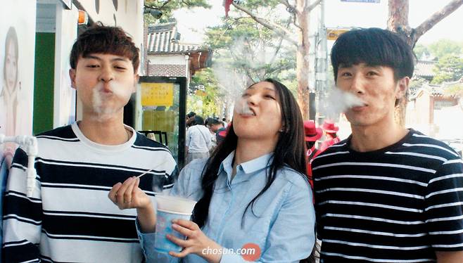8일 오후 서울 북촌 한옥마을에서 관광객들이 질소 과자를 먹은 후 연기를 내뿜으며 즐거워하고 있다. /표태준 기자