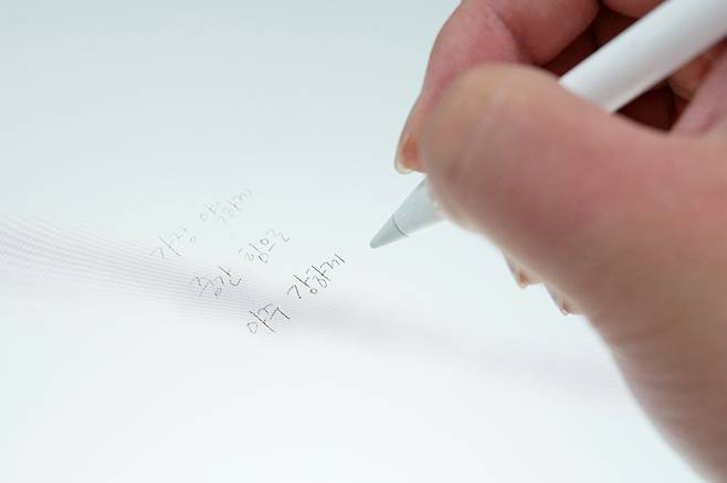 애플 펜슬의 사용감은 120Hz 디스플레이와 만나 최고의 만족감을 준다.