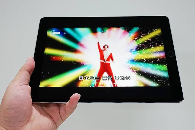 높은 주사율을 가진 디스플레이 덕에 영상 감상이 즐겁다.