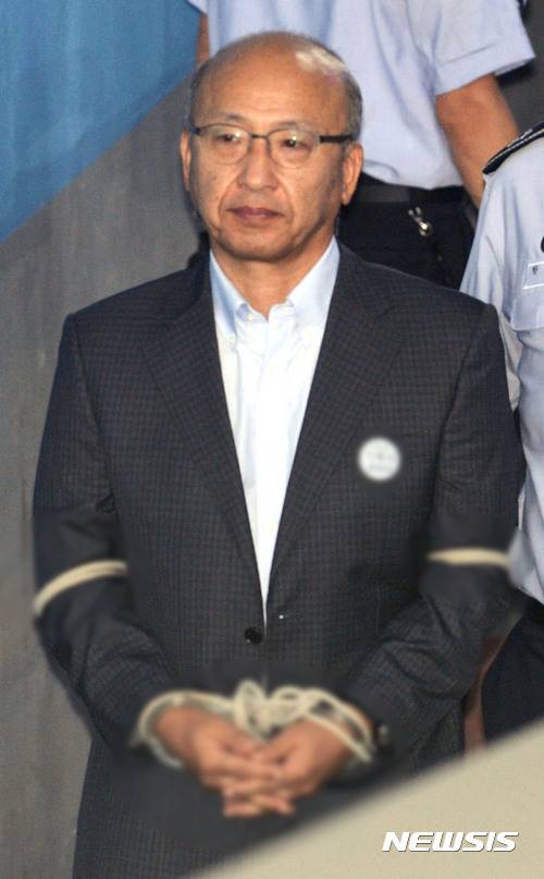 【서울=뉴시스】김선웅 기자 = 문형표 전 국민연금공단 이사장(전 보건복지부 장관)이 25일 오전 서울고등법원에서 열린 '삼성 합병 찬성 지시' 항소심 1차 공판에 출석하고 있다. 2017.07.25. mangusta@newsis.com