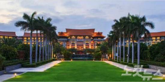 이국적이고 화려한 열대섬의 풍경과 해변이 가까워 탁월한 입지를 자랑하는 르네상스 산야 리조트 & 스파. (사진= 투어2000(투어이천)제공)