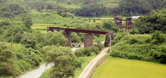 통근열차가 전방에 가까워지면 창밖으로 한국전쟁 때 끊긴 철로가 보인다.