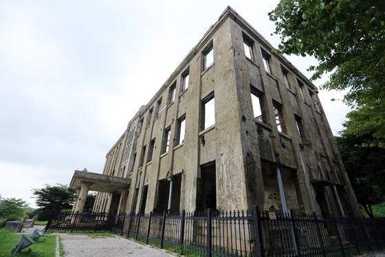 노동당사 내부는 현재 들어가볼 수 없다. 고문실이 있었던 노동당사 지하에서 유골이 다수 발견됐다고 한다.