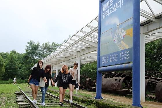 '철마는 달리고 싶다'는 푯말이 세워진 월정리역 선로 위를 여행객이 거닐고 있다.