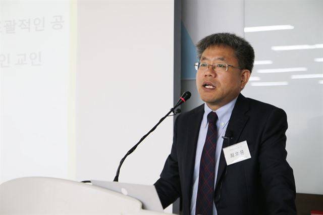 최호윤 교회재정건강성운동본부 집행위원장이 최근 경기도 한 교회에서 '목회자 소득신고'를 주제로 강연하고 있다. 최 위원장은 종교인 과세 논란을 두고 "논란거리도 안 된다"고 일축한다. 교회개혁실천연대 제공