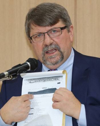 5·18 당시 미국 비밀전문인 ‘체로키 파일’ 공개를 주도한 미국 언론인 팀 셔록이 4일 광주 동구 5·18 민주화운동기록관에서 문서를 들어보이고 있다. 연합뉴스