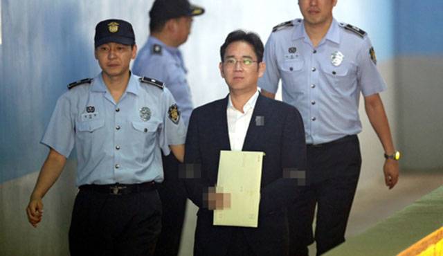 ▲ 이재용 삼성전자 부회장이 25일 오후 서울 서초구 서울중앙지법에서 열리는 선고 공판에 출석하기 위해 호송차에서 내려 법정으로 향하고 있다. ⓒ연합