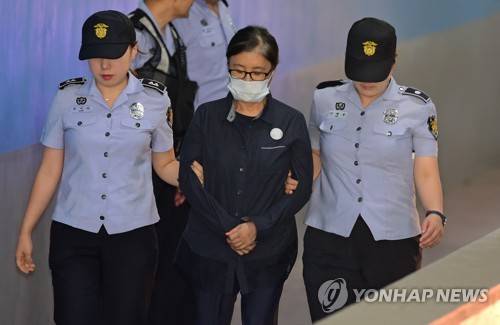 (서울=연합뉴스) 임헌정 기자 = 박근혜 정부 '비선실세' 최순실 씨가 25일 오후 서울 서초구 서울중앙지방법원에서 열린 '국정농단 사건' 속행공판에 출석하며 법정으로 향하고 있다. 2017.8.25      kane@yna.co.kr