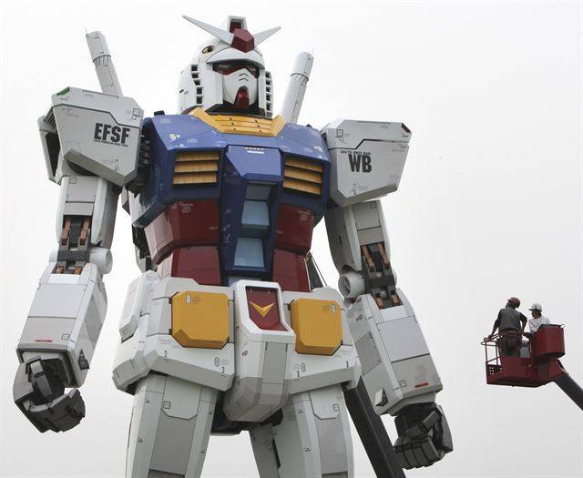 건담 탄생 30주년을 맞은 2009년 도쿄 오다이바 광장 앞에 세워진 실물 크기의 건담. 2019년에는 이 크기의 건담을 걷게 하는 ‘건담 글로벌 챌린지’ 프로젝트가 추진되고 있다.   한국일보 자료사진