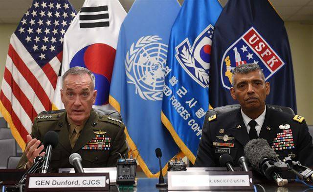 조지프 던포드 미 합참의장과 빈센트 브룩스 한미연합사령관이 14일 서울 용산 한미연합사에서 열린 기자 간담회에서 취재진의 질문에 답하고 있다. 사진공동취재단