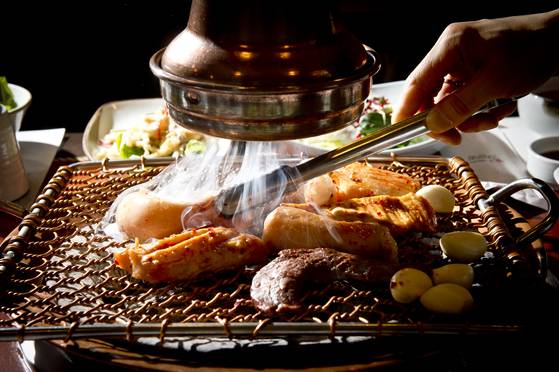 오발탄의 양대창구이. 연통을 달아 연기를 위로 빼는데 연기가 빨려 올라가면서 음식을 한번 감싸줘 내장 특유의 잡내를 없애고 숯향을 더할 수 있다. 김경록 기자