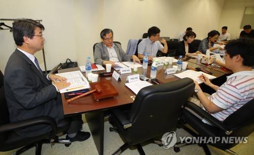 (서울=연합뉴스) 김주성 기자 = 신고리 5·6호기 공론화위원회 김지형 위원장이 24일 오전 서울 종로구 광화문빌딩 위원회 회의실에서 6차 정기회의를 주재하고 있다.   위원회는 신고리 5·6호기 건설을 영구 중단할지, 재개할지를 판가름하기 위한 '공론조사'를 대행할 한국리서치 컨소시엄과 계약을 체결하고 25일부터 1차조사에 착수할 예정이다. 2017.8.24  utzza@yna.co.kr