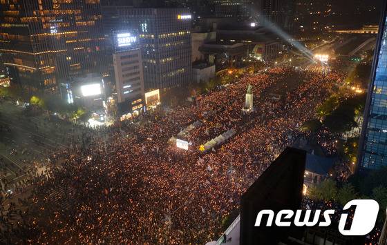 서울 광화문광장에서 최순실 비선 실세 의혹 진상규명과 박근혜 대통령 퇴진을 촉구하는 '#내려와라 박근혜 2차 범국민행동' 문화제에 참석한 시민들이 촛불을 들고 있다. 2016.11.5/뉴스1 © News1 박세연 기자