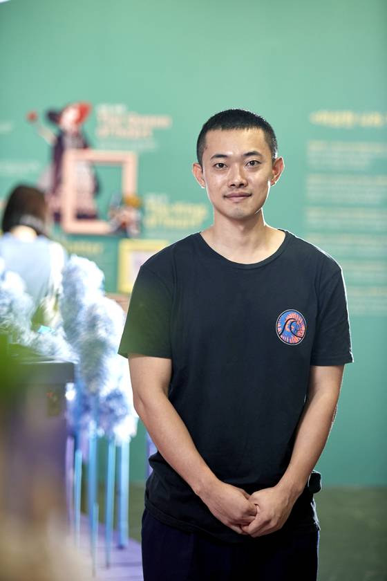 전시기획과 연출을 맡은 김철식 감독.