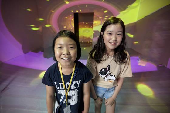 토끼굴(래빗홀)을 찾은 희원(왼쪽), 인서 학생.