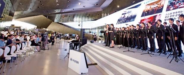 지난 25일 현대자동차 사내 합창동호회인 ‘남양연구소 R&D콰이어’ 단원 28명이 현대차 잡페어를 찾은 취업준비생들을 위해 노래를 부르고 있다. 24~25일 이틀간 ‘현대 모터스튜디오 고양’에서 열린 현대차 채용설명회에는 3000명 가까운 구직자가 몰려들었다. 현대차 제공