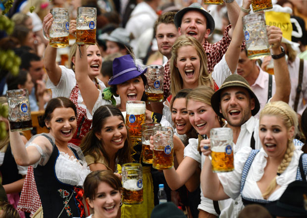 세계 3대 맥주 축제 `옥토버 페스트` 방문객들의 즐거운 모습.