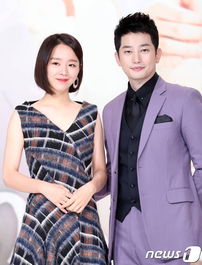 배우 신혜선(왼쪽), 박시후가 29일 오후 서울 영등포 타임스퀘어에서 열린 KBS2 주말드라마 ‘황금빛 내인생’ 제작발표회에 참석해 포즈를 취하고 있다. 2017.8.29./뉴스1 © News1 권현진 기자