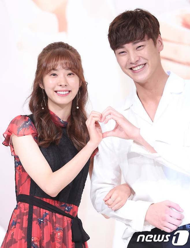 배우 서은수(왼쪽), 이태환이 29일 오후 서울 영등포 타임스퀘어에서 열린 KBS2 주말드라마 ‘황금빛 내인생’ 제작발표회에 참석해 포즈를 취하고 있다. 2017.8.29./뉴스1 © News1 권현진 기자