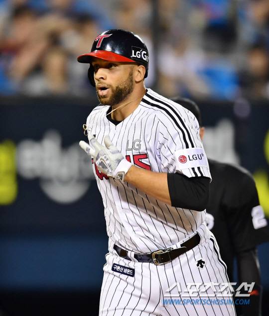 2017 KBO리그 롯데와 LG의 경기가 3일 오후 서울 잠실야구장에서 열렸다. 7회말 LG 로니가 중월 솔로홈런을 친 후 홈으로 들어서고 있다.  잠실=김경민 기자 kyungmin@sportschosun.com / 2017.08.03.