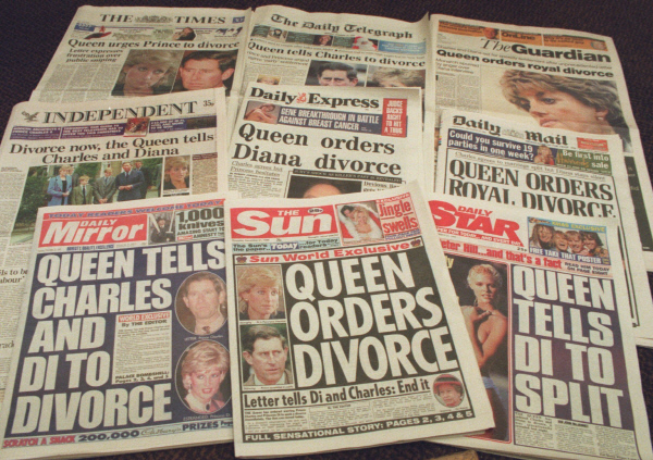 1995년 12월21일 다이애나와 찰스 왕세자의 이혼 소식을 1면 기사로 전한 영국 현지 신문들.  AP연합뉴스