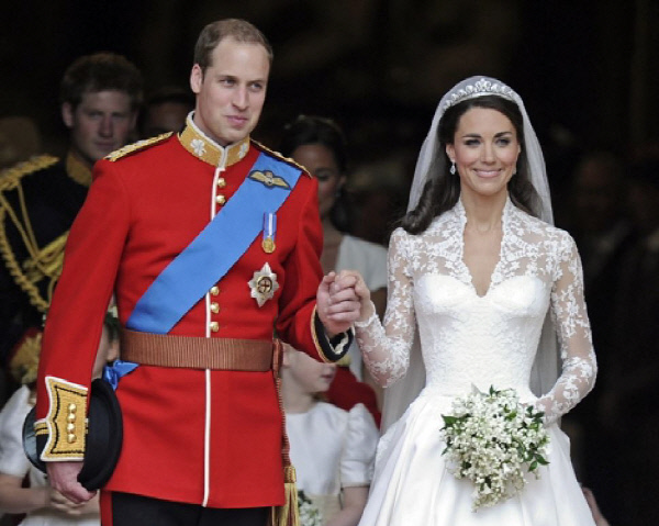 2011년 4월29일 윌리엄 왕세손과 케이트 미들턴이 결혼식을 마치고 환하게 웃고 있다.  AP연합뉴스