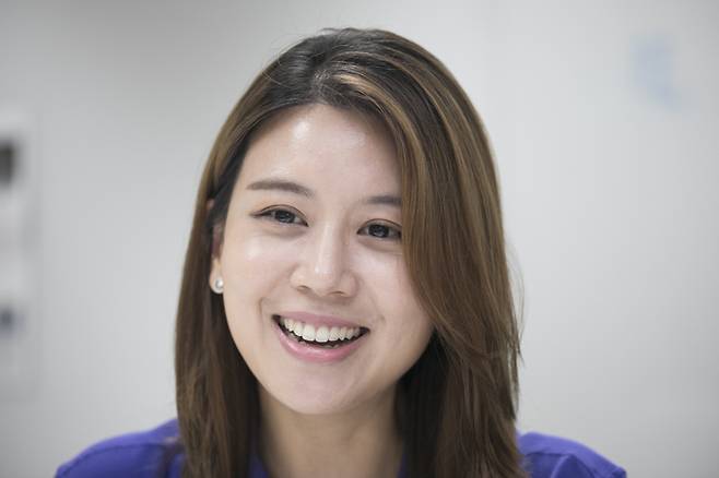 ▲ 손정은 MBC 아나운서가 25일 미디어오늘과 인터뷰를 하며 웃고 있는 모습. 사진=이치열 기자