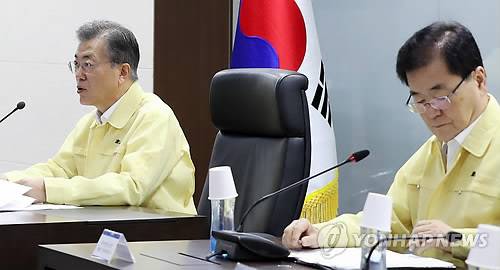 (서울=연합뉴스) 문재인 대통령이 2017 을지연습이 시작된 21일 오전 청와대 국가위기관리센터 상황실에서 '을지 국가안전보장회의(NSC)'를 주재하고 있다. 오른쪽은 정의용 국가안보실장. 2017.8.21 [청와대 제공=연합뉴스] kjhpress@yna.co.kr