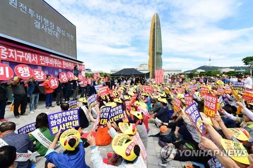 (화성=연합뉴스) '수원전투비행장 화성이전을 반대하는 범시민대책위원회'는 29일 서울 용산구 이태원로 국방부 맞은편 용산전쟁기념관 앞에서 대규모 집회를 열고 비행장 이전 반대 목소리를 높였다. 올해 4번째로 열린 이 날 국방부 상경집회에서 화성시민들이 피켓을 들고 구호를 외치고 있다. 2017.8.29 [화성시 제공=연합뉴스]      hedgehog@yna.co.kr