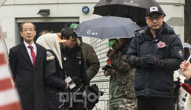 ▲ 지난 2월22일 서울 상암동 MBC 신사옥 광장에서 열린 친박집회에 박상후(왼쪽) MBC 시사제작국 부국장이 극우논객 변희재씨(오른쪽) 옆에 서 있다. 사진=이치열 기자 truth710@