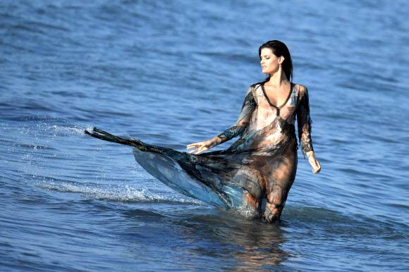 브라질 출신 모델 이사벨리 폰타나가 29일(현지시간) 이탈리아 베네치아의 리도섬에서 열린 ‘제74회 베니스 국제영화제’ 포토콜에서 섹시한 포즈를 취하고 있다.AFP 연합뉴스