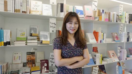 김진양 북바이북 대표가 최근 경기 판교의 북바이북 매장에서 만나 “창업은 추천하지만 모두가 편의점, 카페, 서점을 차려야 하는 건 아니다”라며 “자신이 지금까지 쌓아왔던 커리어 등을 살펴보고 제일 잘하는 분야, 오랫동안 질리지 않을 분야에 깃발을 꽂는 게 중요하다”고 조언했다. /정혜진기자