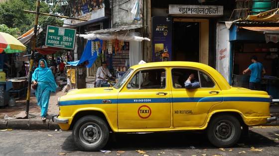 서더스트리트의 상징인 노란 택시.