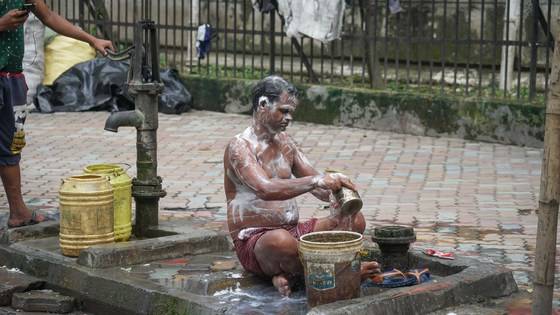 정말 요지경 속 세상 같은 콜카타. 대도심 한복판에서 목욕을 하고 있는 사람까지 있다.