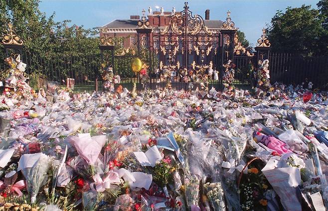 다이애나 장례식을 나흘 앞둔 1997년 9월 2일 켄싱턴 궁(Kensington Palace) 앞에 놓여진 추모 꽃들.[AFP=연합뉴스]