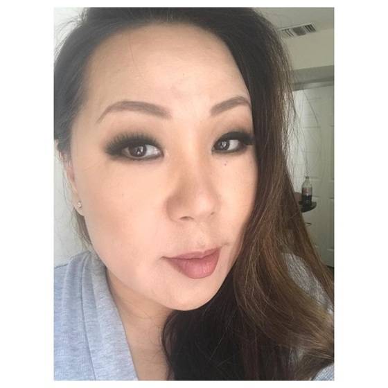 바바이안의 미국식 화장. 가는고 긴 갈매기 눈썹, 스모키 화장이 특징이다. [사진 바바이안]