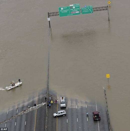 허리케인 하비가 미국 텍사스주 보몬의 한 고속도로를 삼켰다.