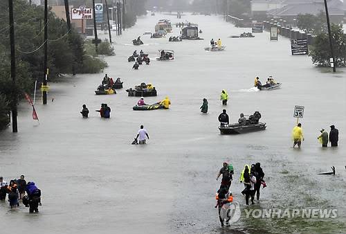 (휴스턴 AP=연합뉴스) 초강력 허리케인 '하비'가 미국 텍사스주를 강타한 가운데 텍사스주 최대 도시 휴스턴이 28일(현지시간) 물에 잠기자 구조보트들이 주민들을 안전한 곳으로 실어나르고 있다. ymarshal@yna.co.kr