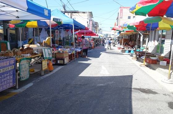오일장 노점 지역인 홍천읍 번영로에 상인들이 친 그늘막이 줄지어 서있다.