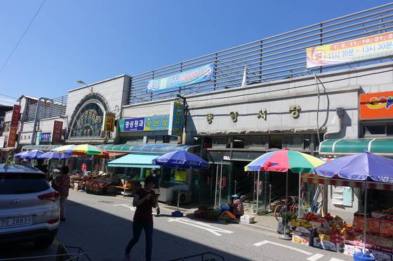 홍천읍내 상설시장인 중앙시장 동문 쪽에서 본 오일장날 풍경. 안보다 밖에 사람이 많다.