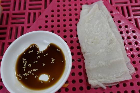 양구 태생으로 홍천에 20년 살았다는 임연숙씨는 아무것도 넣지 않고 간도 하지 않은 메밀부침을 조선간장에 찍어먹으면 맛있다며, 파는 음식도 아닌데 한 장을 부쳐 먹어보라고 줬다. 메밀 만으로 부쳤지만 무척 찰기 있고 부드러웠다.