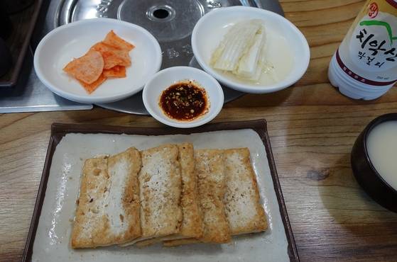 국산 콩으로 직접 만든 ‘홍천막국수’의 두부구이(7000원). 콩 맛이 진했다. 막걸리를 주문하니 홍천이 아닌 원주의 ‘치악산 막걸리’가 나왔다.